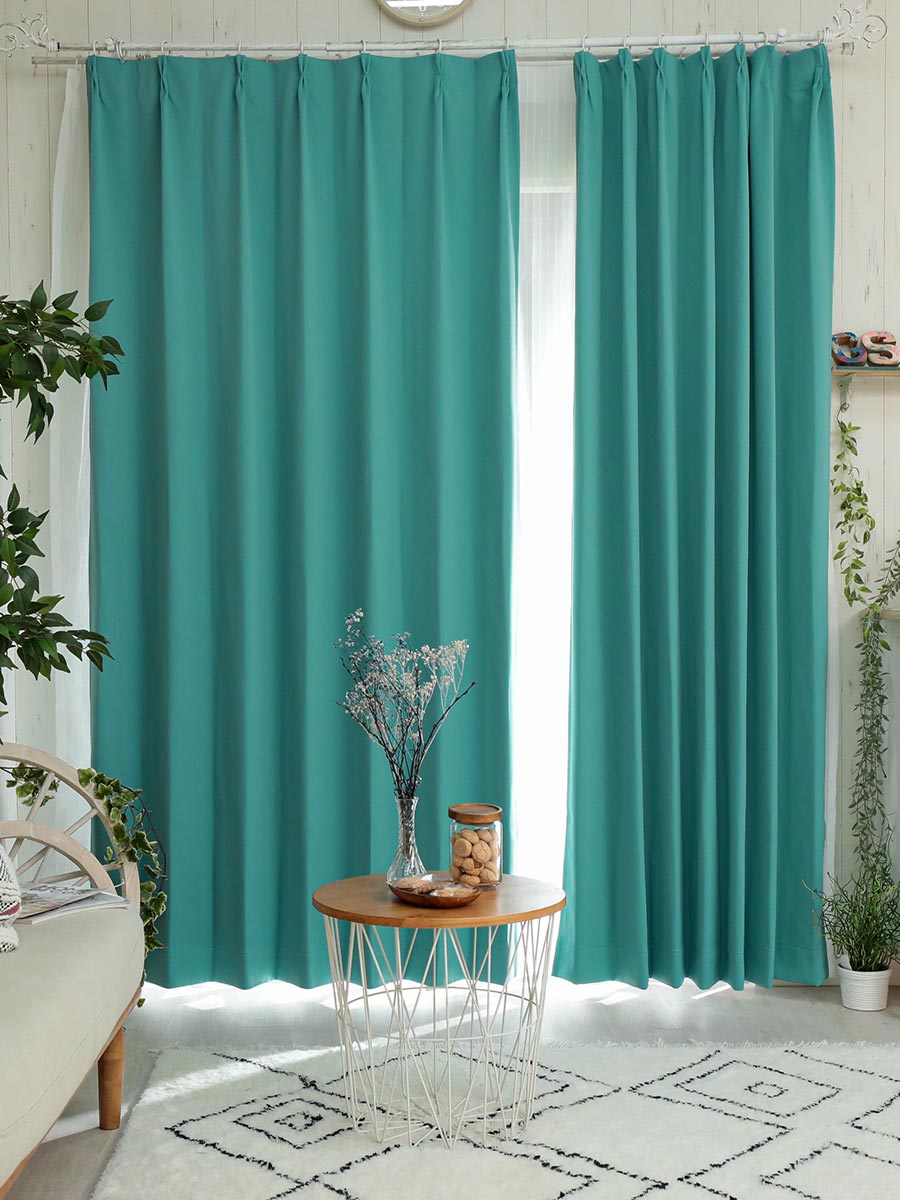 水色の壁紙・部屋に合うカーテンの色