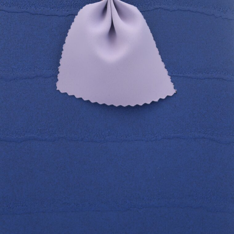 青い壁紙・部屋に合うカーテンの色