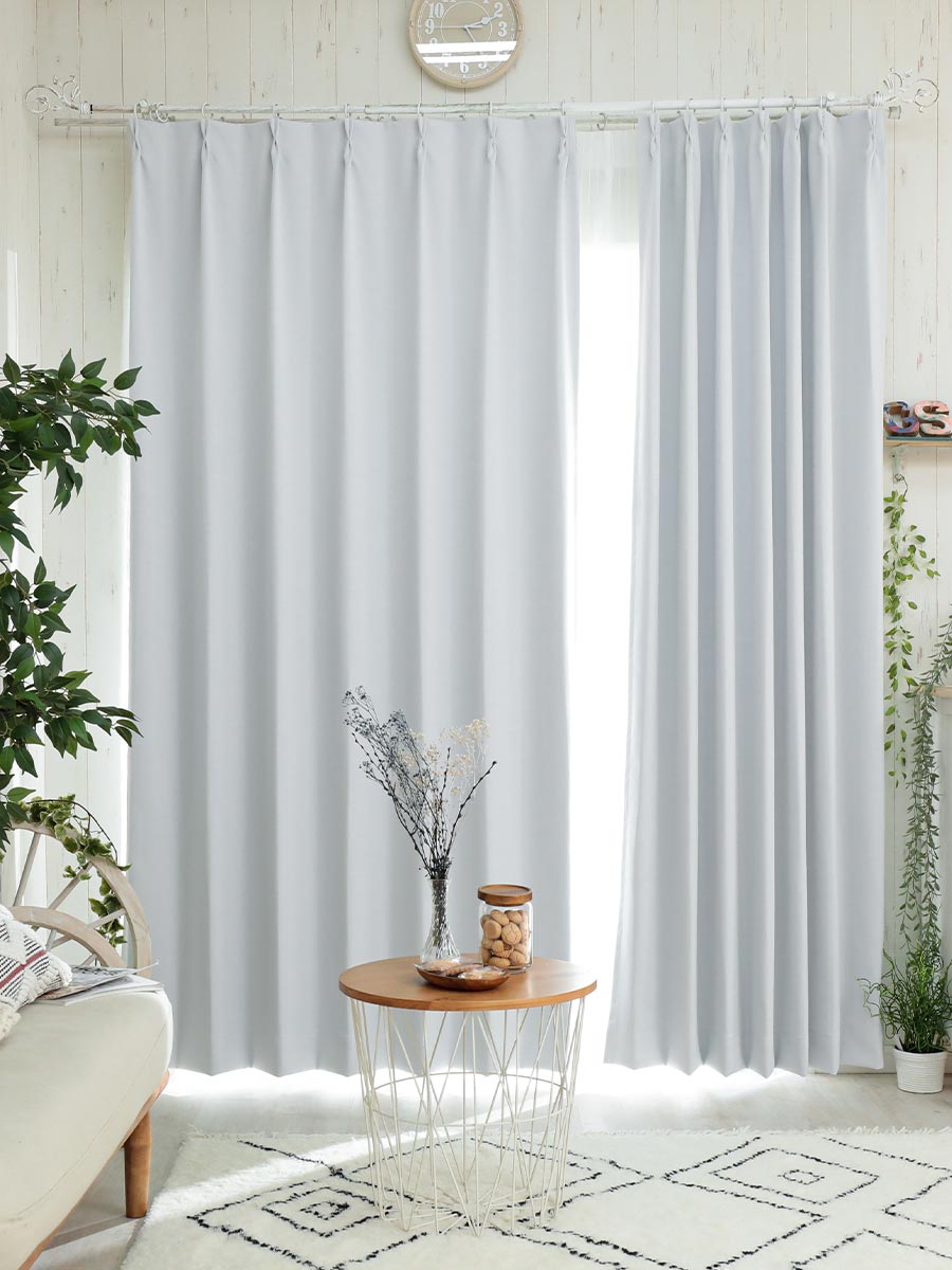 水色の壁紙・部屋に合うカーテンの色