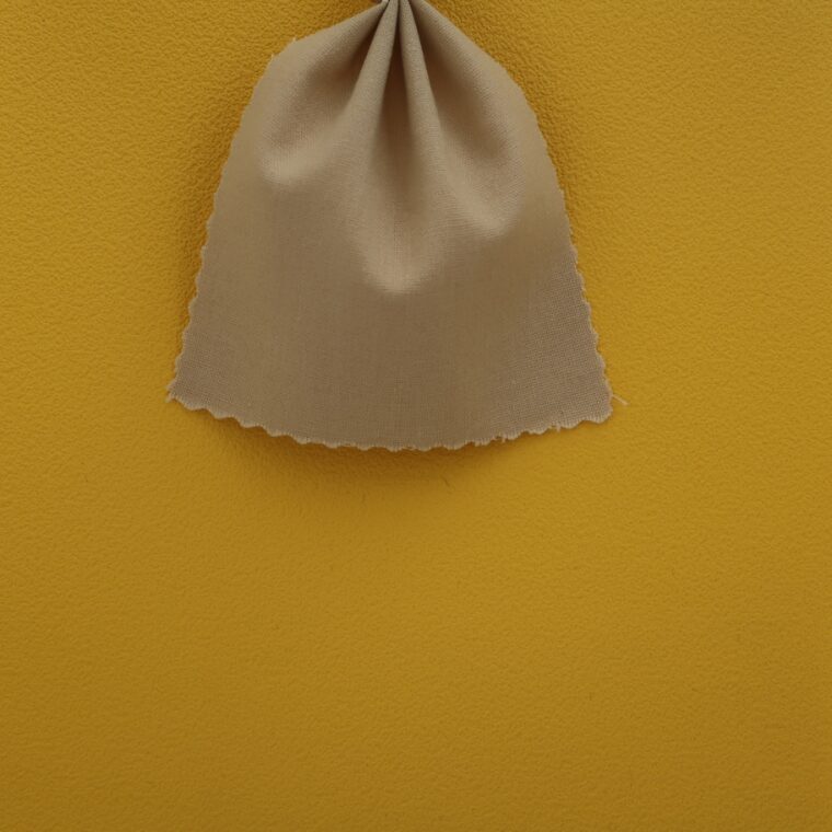 黄色の壁紙･部屋に合うカーテンの色