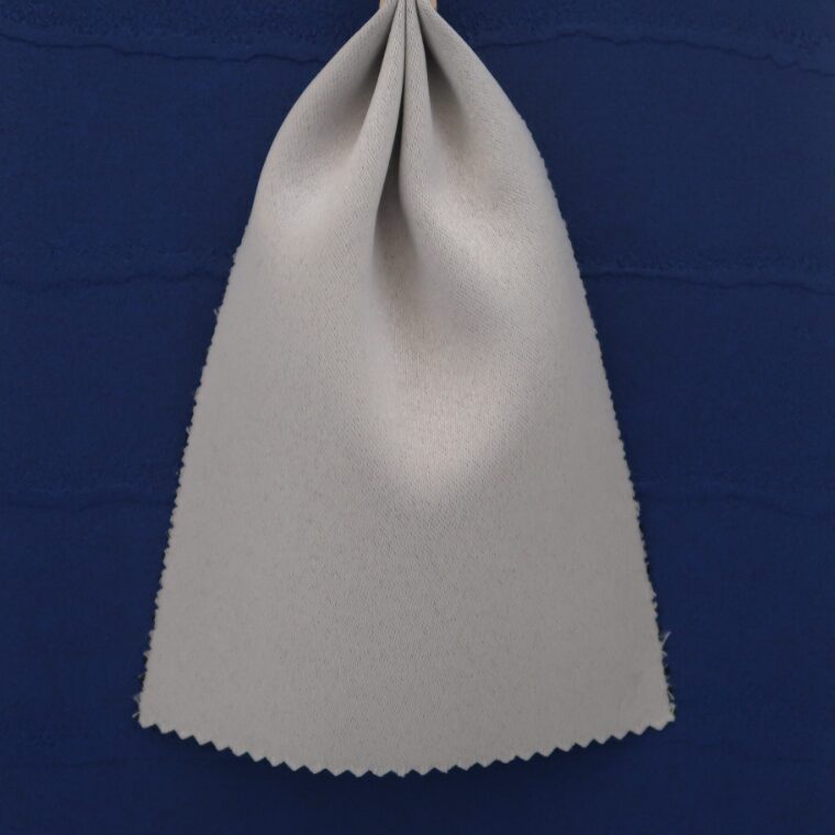 青い壁紙・部屋に合うカーテンの色