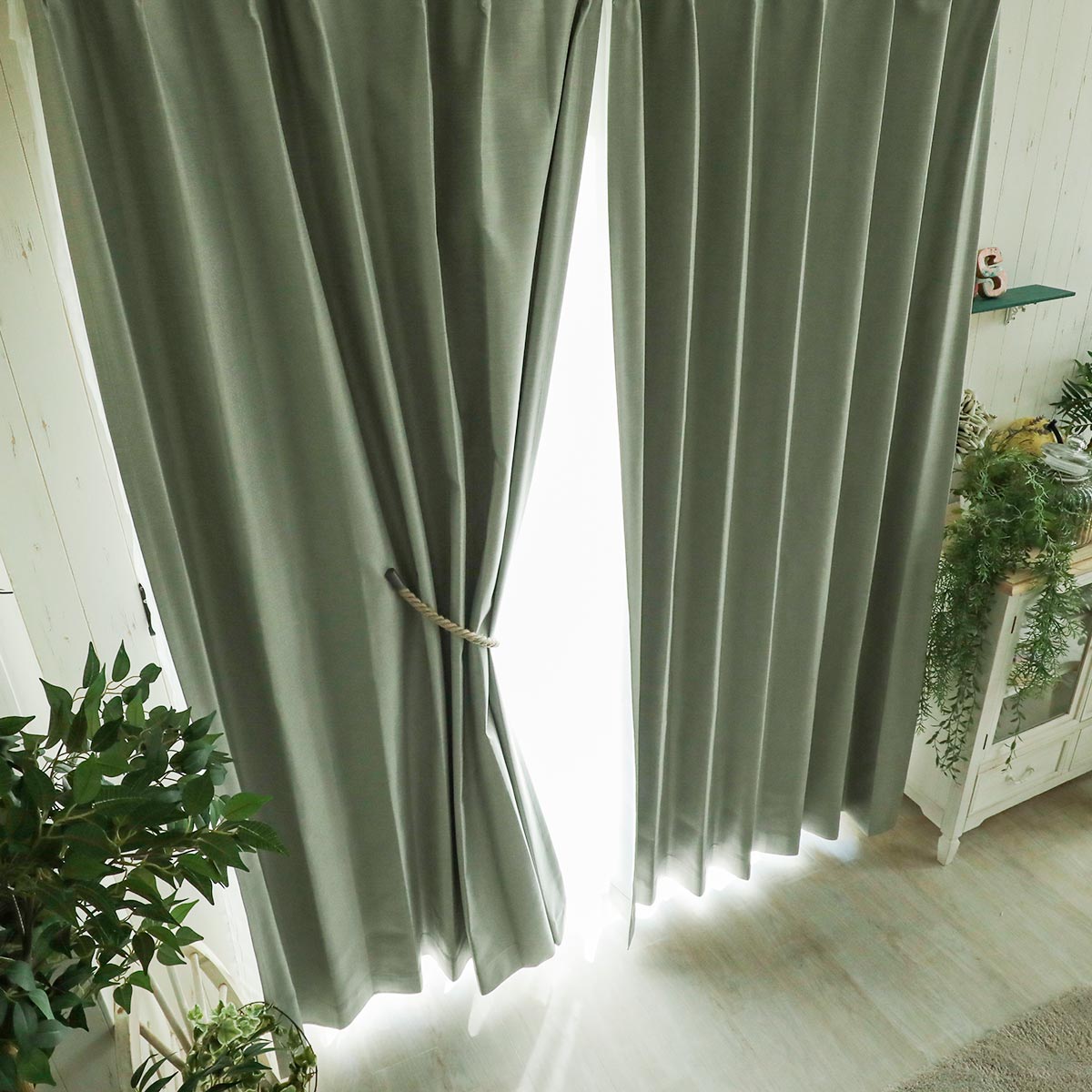 青い壁紙・部屋に合うカーテンの色