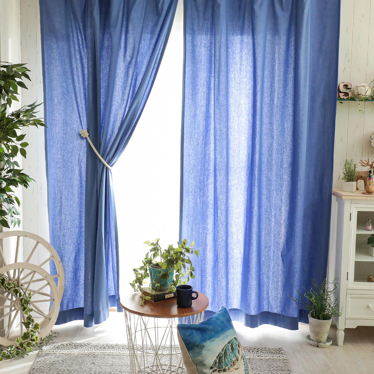 ネイビーの壁紙や部屋に合うカーテンの色