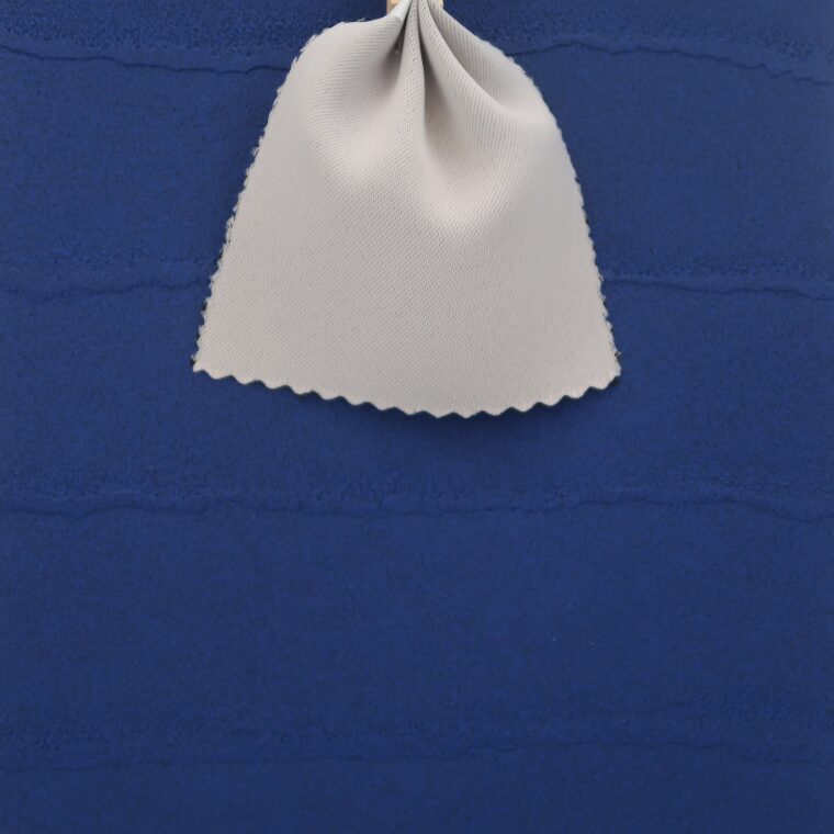 青い壁紙・部屋に合うカーテンの色