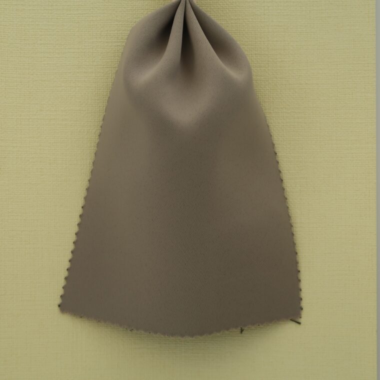 黄色の壁紙・部屋に合うカーテンの色