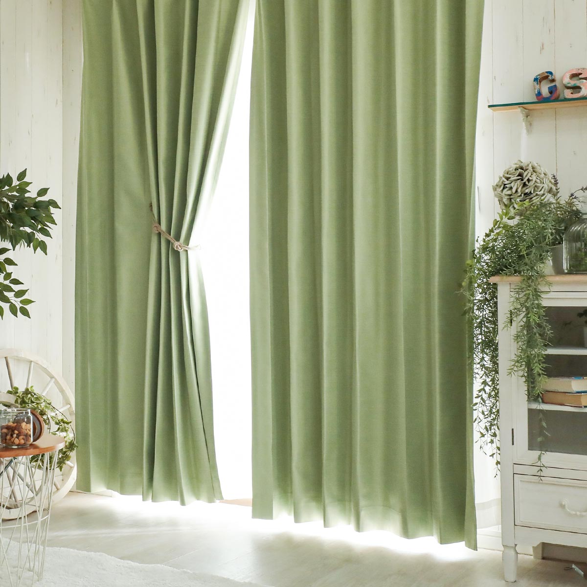 黄色の壁紙・部屋に合うカーテンの色