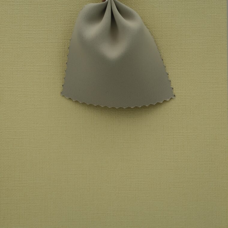 黄色の壁紙・部屋に合うカーテンの色