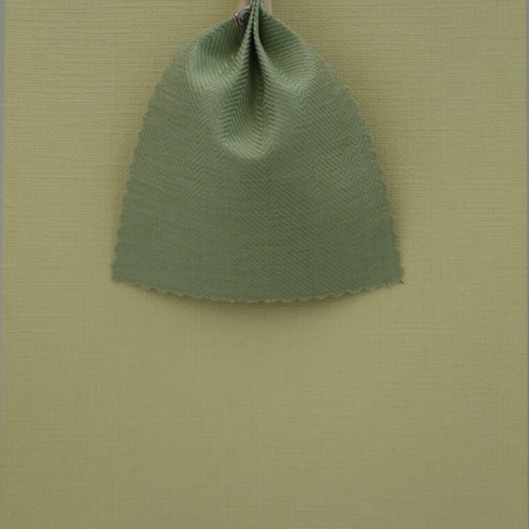 黄色の壁紙・部屋に合うカーテンの色