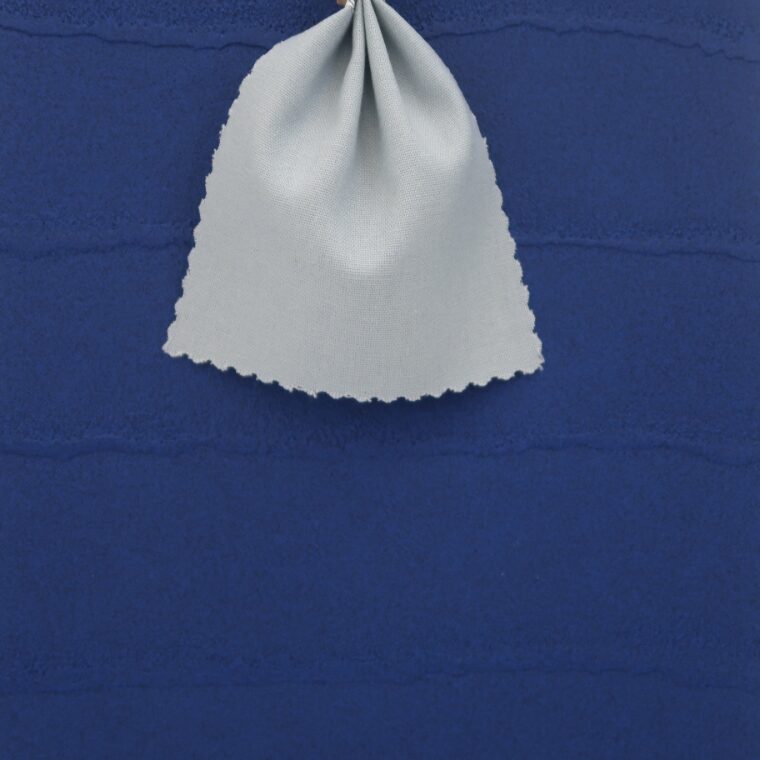 青い壁紙・部屋に合うカーテンの色