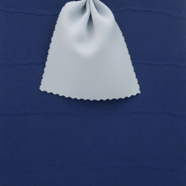 青い壁紙・部屋に合うカーテンの色