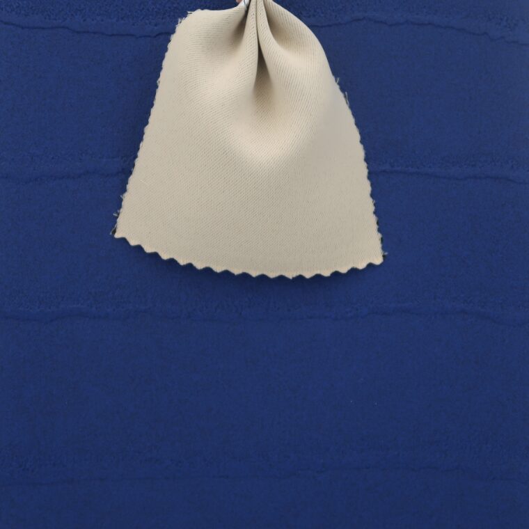 青い壁紙・部屋に合うカーテンの色