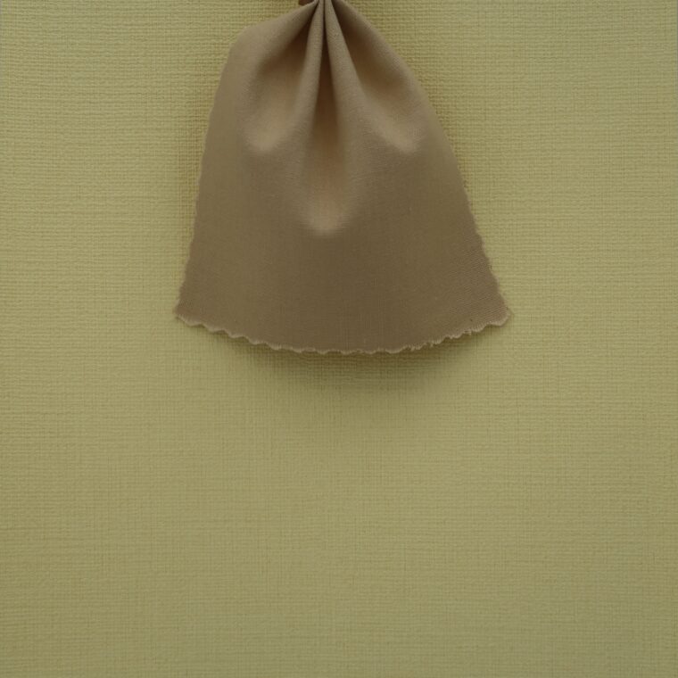 黄色の壁紙・部屋に合うカーテンの色