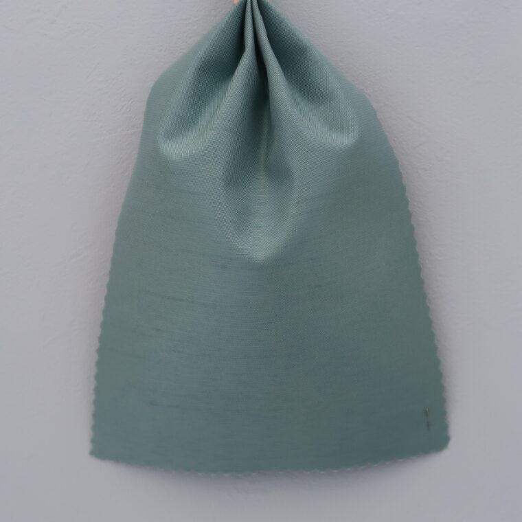 水色の壁紙・部屋に合うカーテンの色