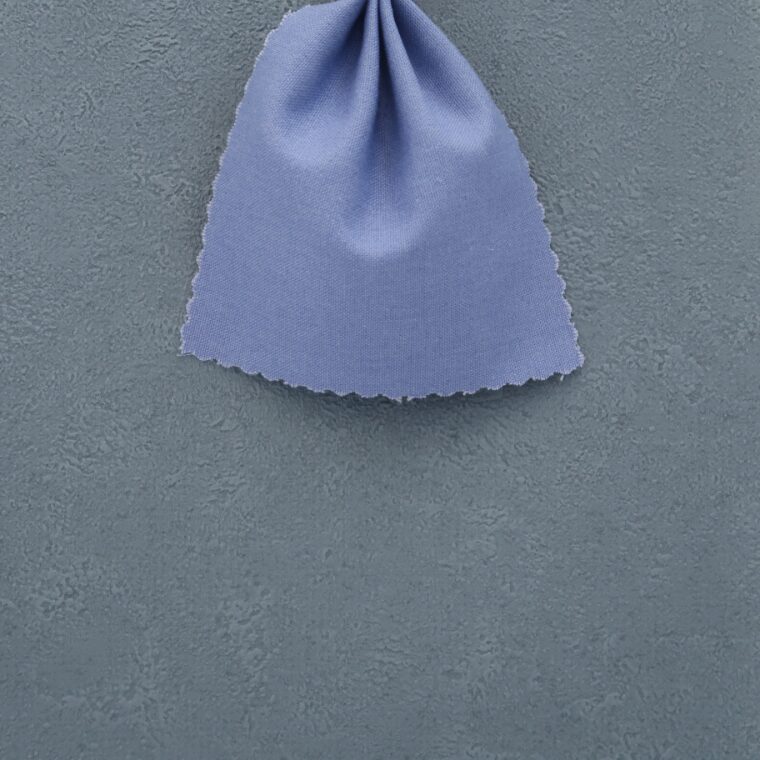 ブルーグレーの壁紙や部屋に合うカーテンの色