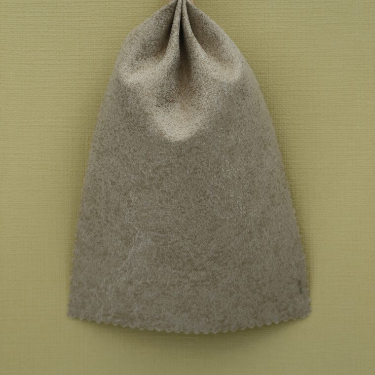 黄色の壁紙・部屋に合うカーテンの色