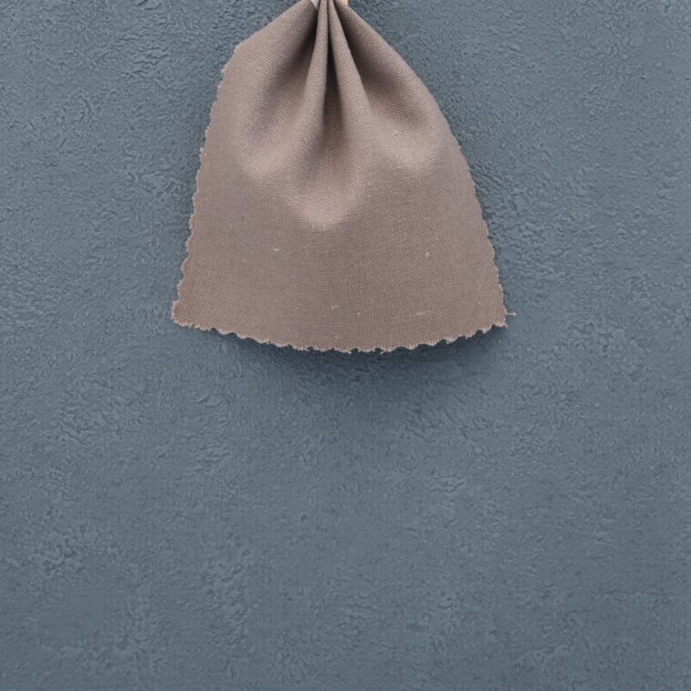 ブルーグレーの壁紙や部屋に合うカーテンの色