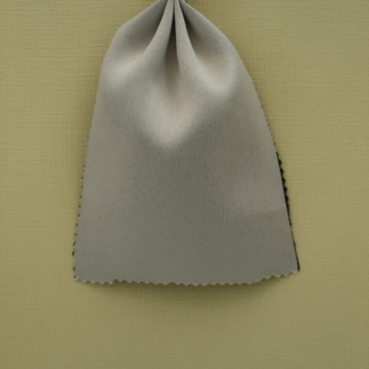 黄色の壁紙・部屋に合うカーテンの色