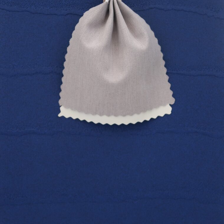 青い壁紙・部屋に合うカーテンの色