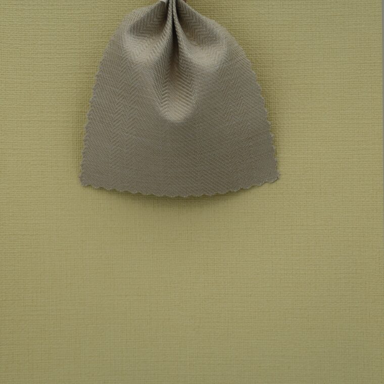 黄色の壁紙・部屋に合うカーテンの色