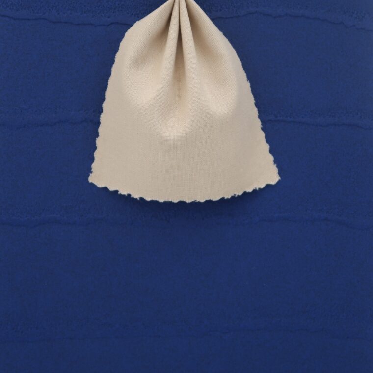 青い壁紙・部屋に合うカーテンの色