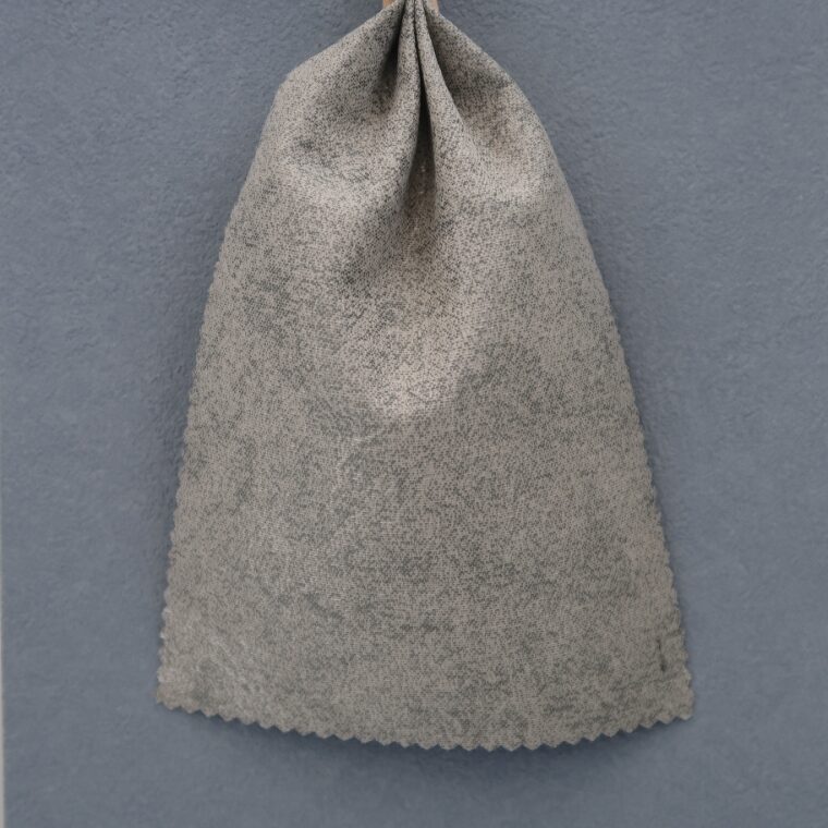 ブルーグレーの壁紙や部屋に合うカーテンの色