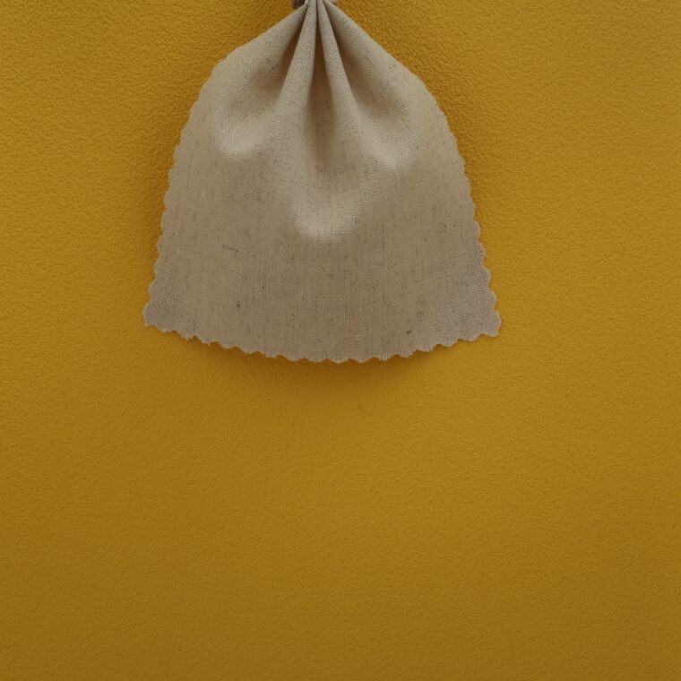 黄色の壁紙･部屋に合うカーテンの色