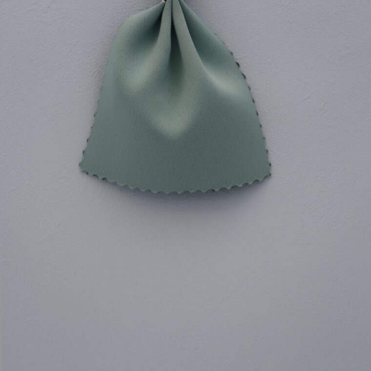 水色の壁紙・部屋に合うカーテンの色