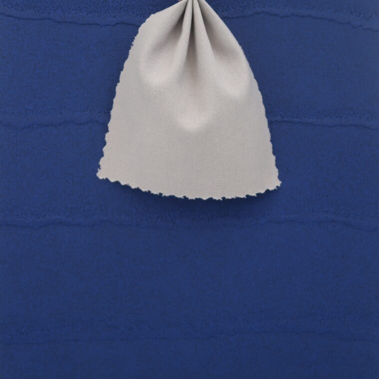 青い壁紙・部屋に合うカーテンの色