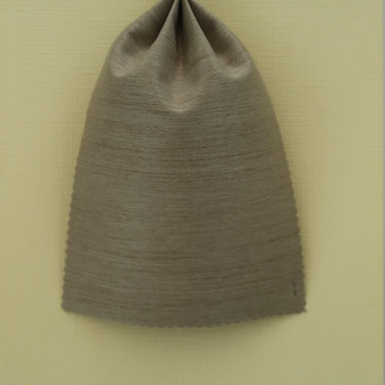 黄色の壁紙・部屋に合うカーテンの色