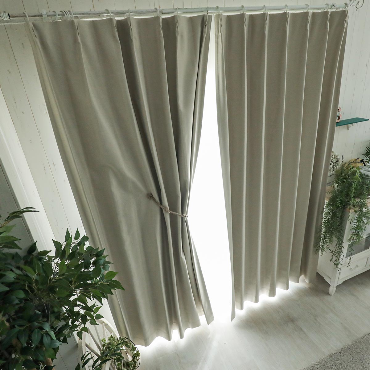 黄色の壁紙・部屋に合うカーテンの色