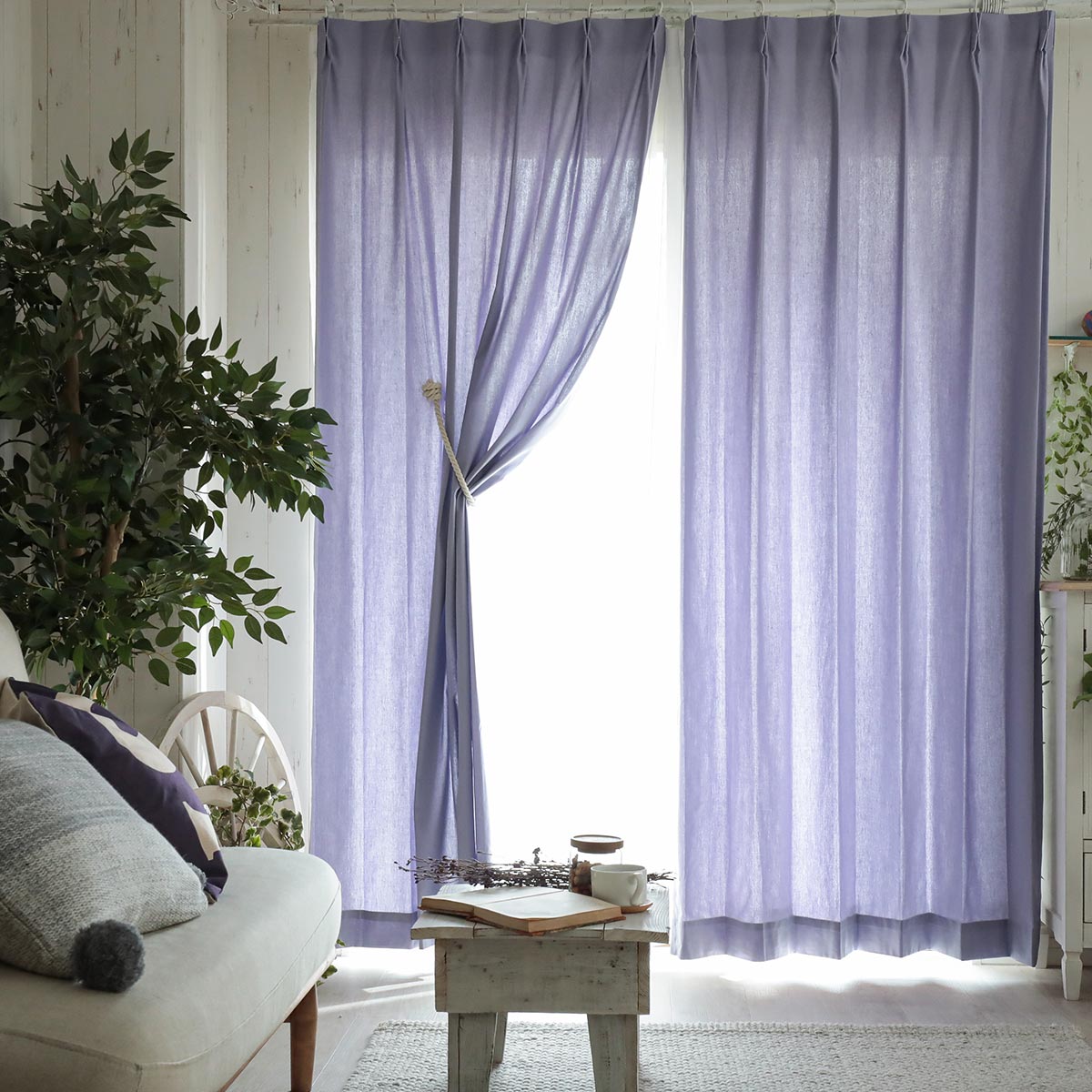 ネイビーの壁紙や部屋に合うカーテンの色