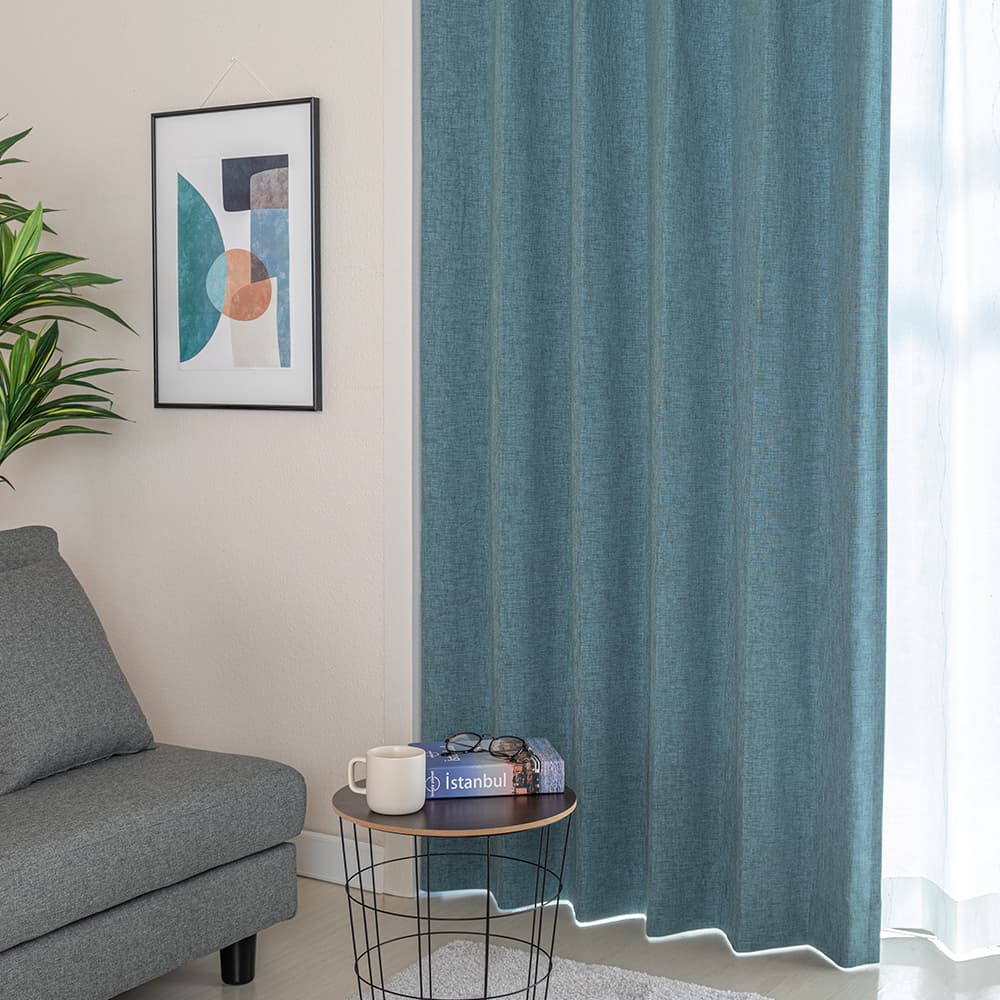 水色の壁紙・部屋に合うカーテンの色