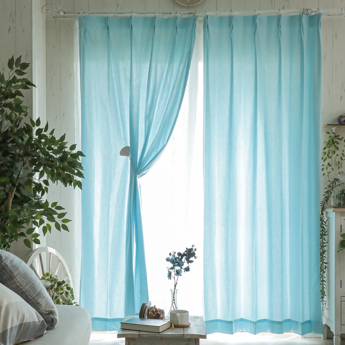 ネイビーの壁紙や部屋に合うカーテンの色