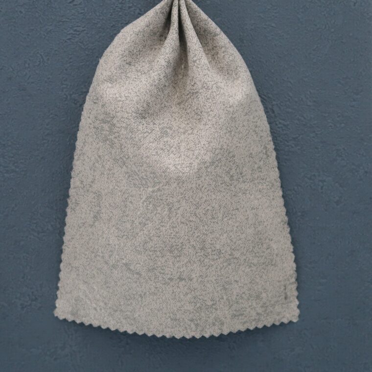 ブルーグレーの壁紙や部屋に合うカーテンの色