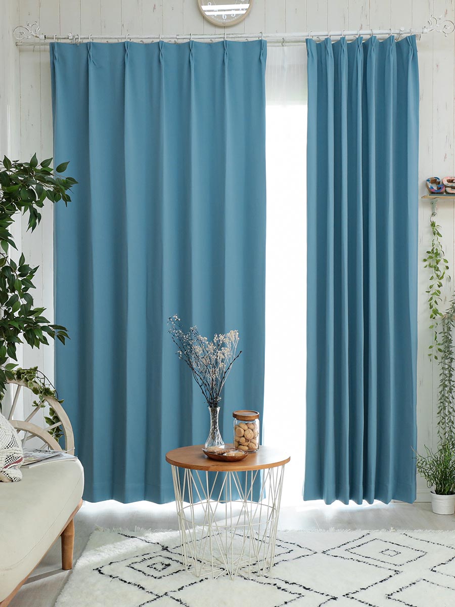 水色の壁紙・部屋に合うカーテンの色