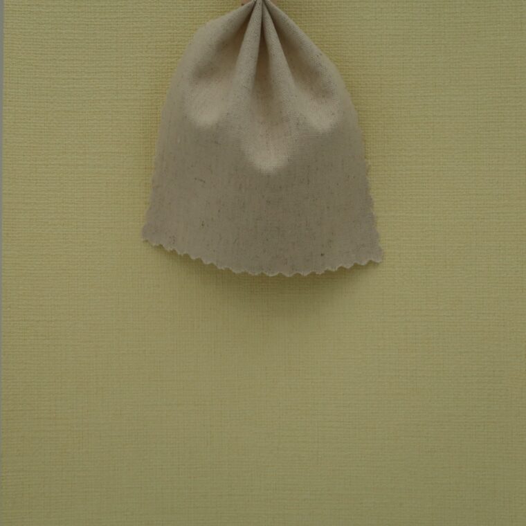 黄色の壁紙・部屋に合うカーテンの色