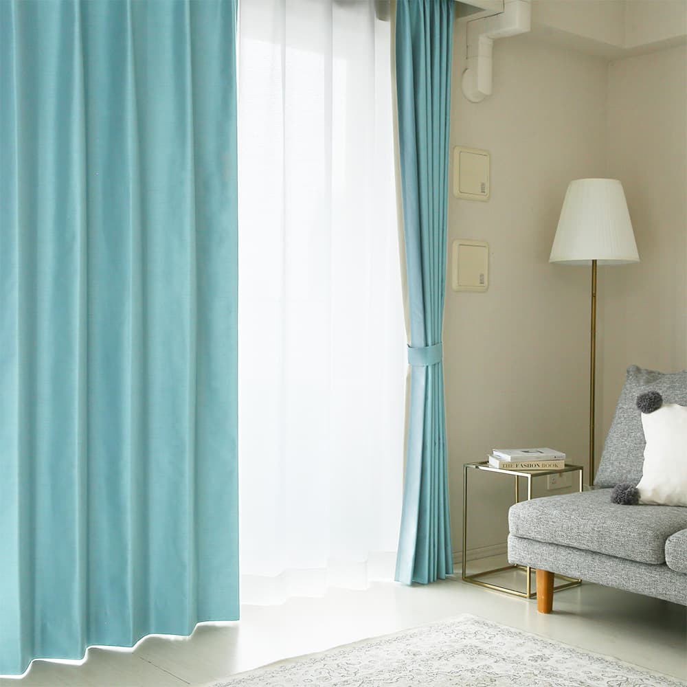 水色の壁紙・部屋に合うカーテンの色