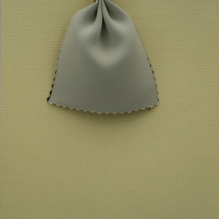 黄色の壁紙・部屋に合うカーテンの色