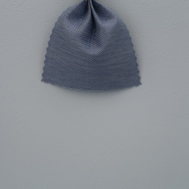 水色の壁紙・部屋に合うカーテンの色