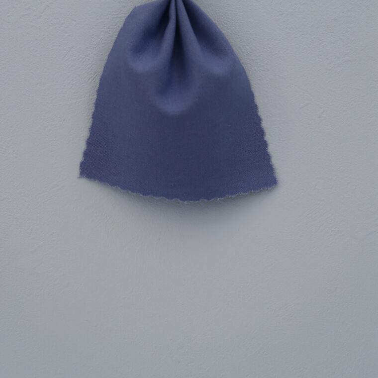 水色の壁紙・部屋に合うカーテンの色