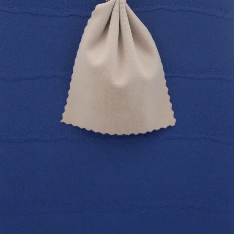 青い壁紙・部屋に合うカーテンの色