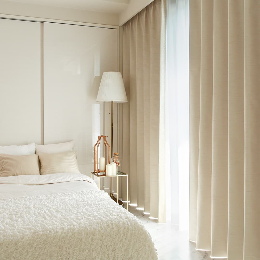 黄色の壁紙・部屋に合うカーテンの色