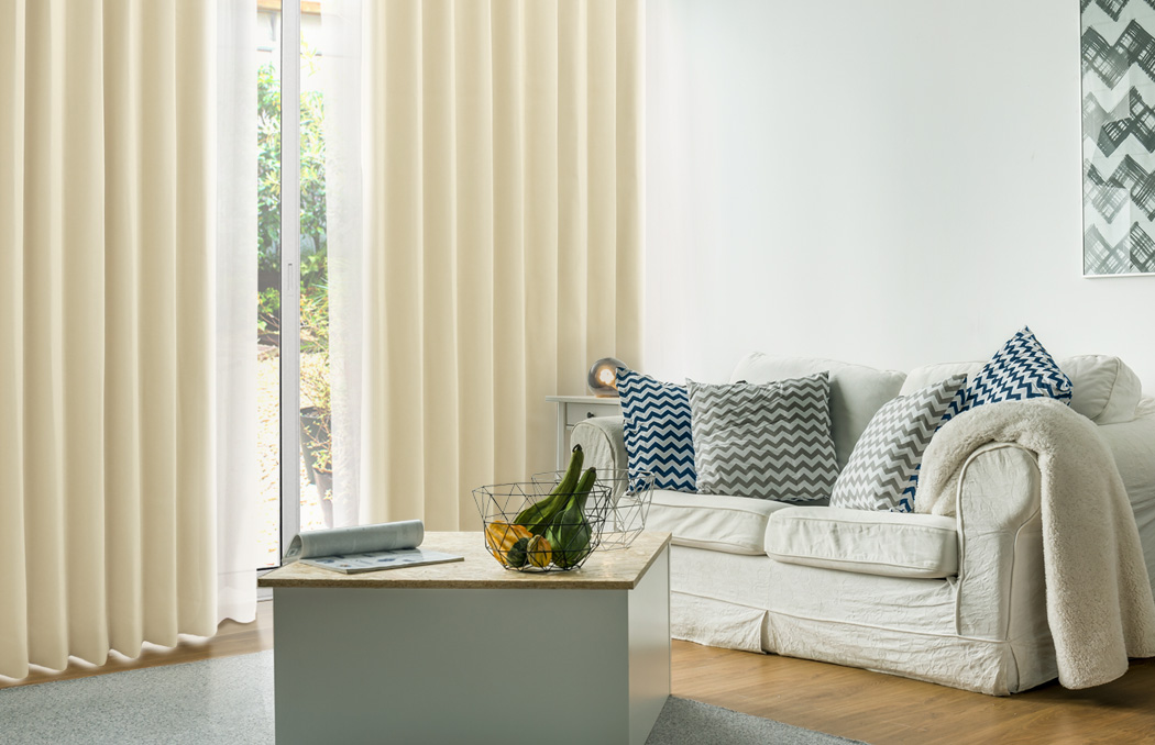 黄色の壁紙・部屋に合うカーテンの色