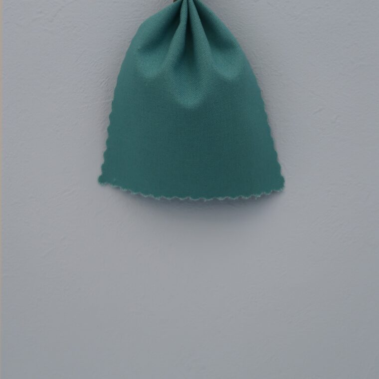 水色の壁紙・部屋に合うカーテンの色