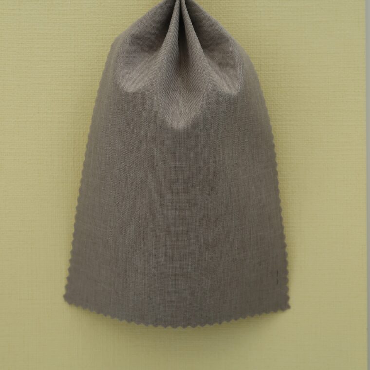 黄色の壁紙・部屋に合うカーテンの色