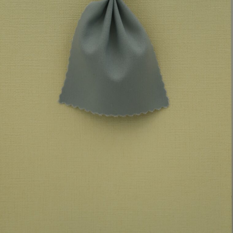 黄色の壁紙・部屋に合うカーテンの色