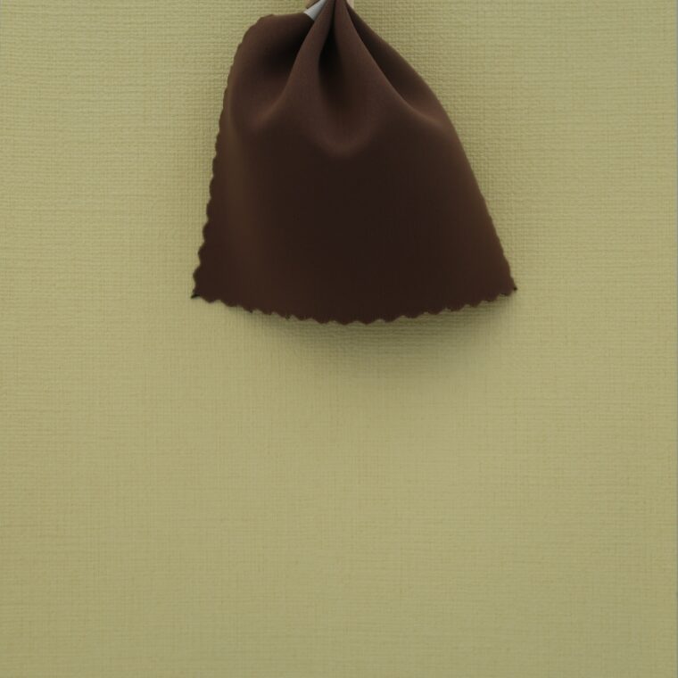 黄色の壁紙・部屋に合うカーテンの色