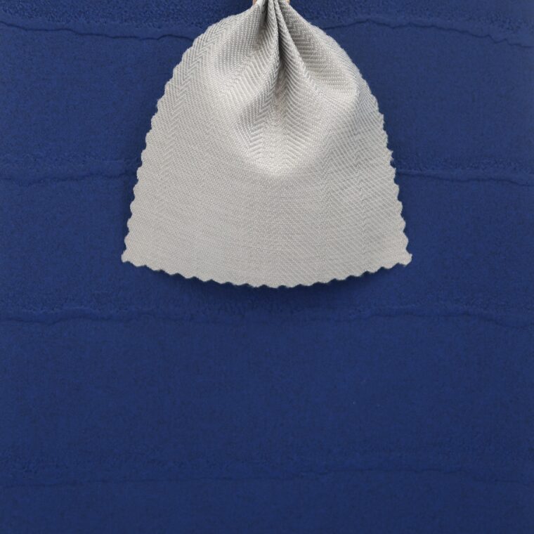 青い壁紙・部屋に合うカーテンの色