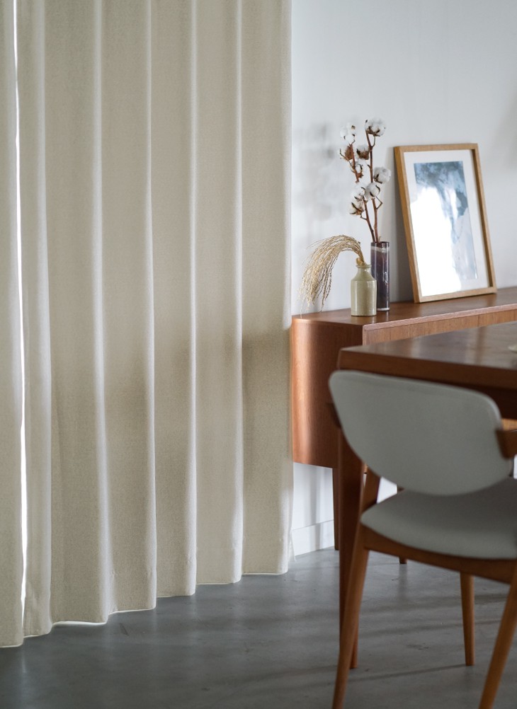 青い壁紙・部屋に合うカーテンの色