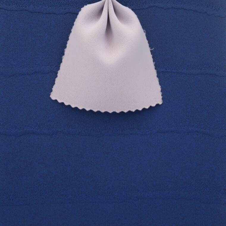 青い壁紙・部屋に合うカーテンの色